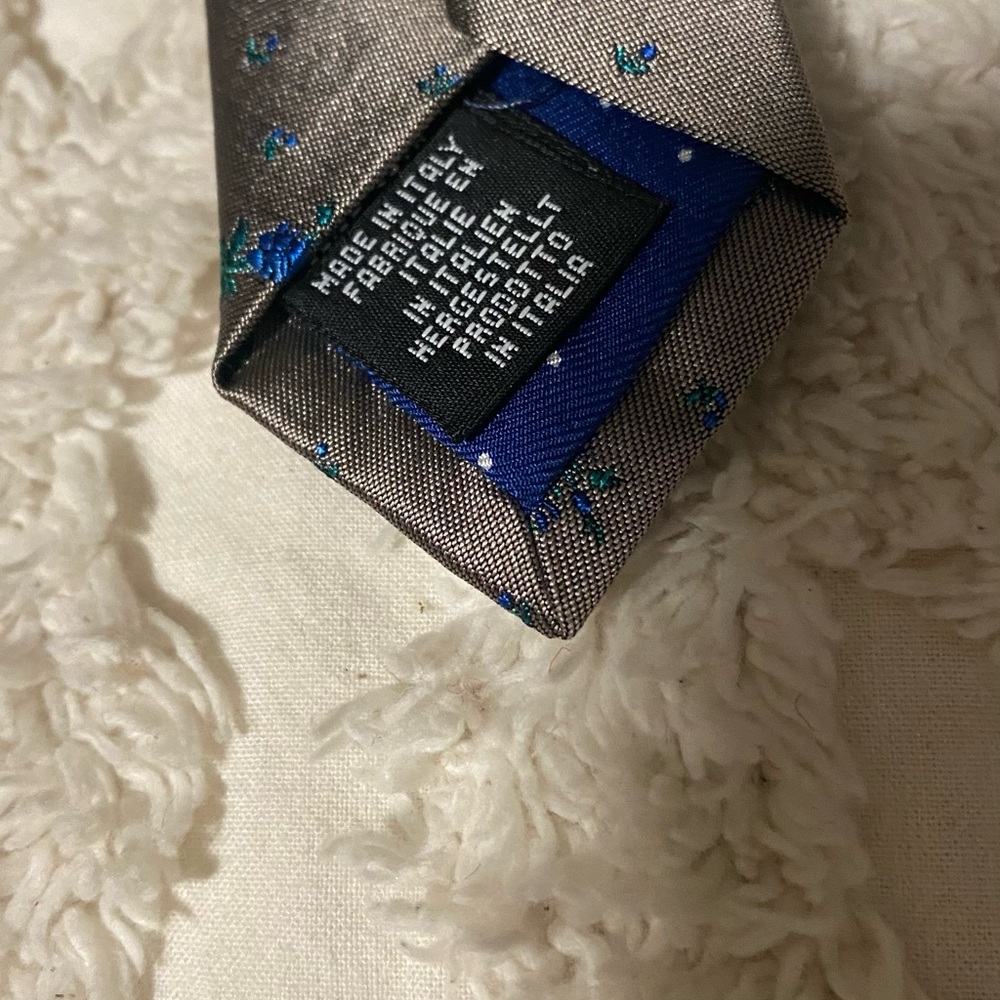 Paul Smith Gray Tie with Blue Floral Design - Picture 6 of 6
